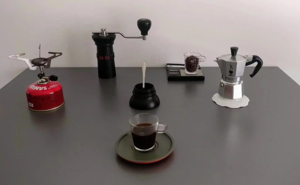 Succeeding in making coffee with a moka pot: the secrets revealed : All the equipment needed to make coffee with a Moka pot.