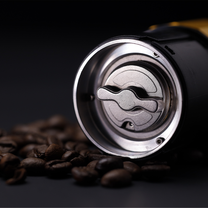 Promotional images of the Goudveer F1 portable coffee grinder.